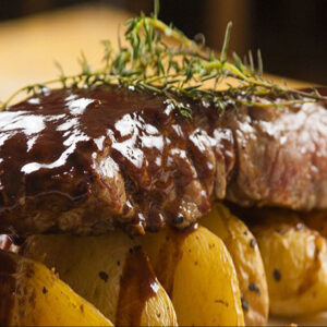 Rôti de bœuf cuit, assaisonné et portionné sous vide