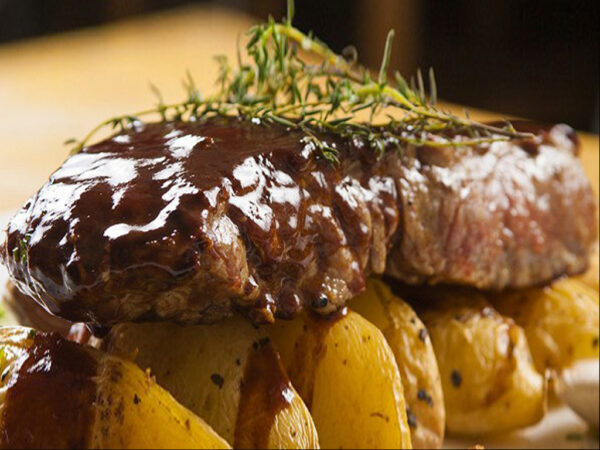 Rôti de bœuf cuit, assaisonné et portionné sous vide